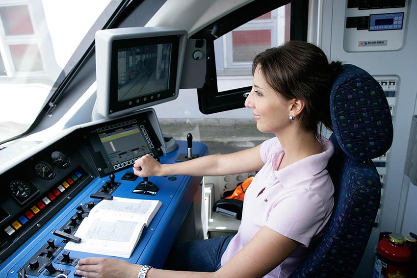 © ÖBB/Harald Eisenberger Lokführerin am Führerstand