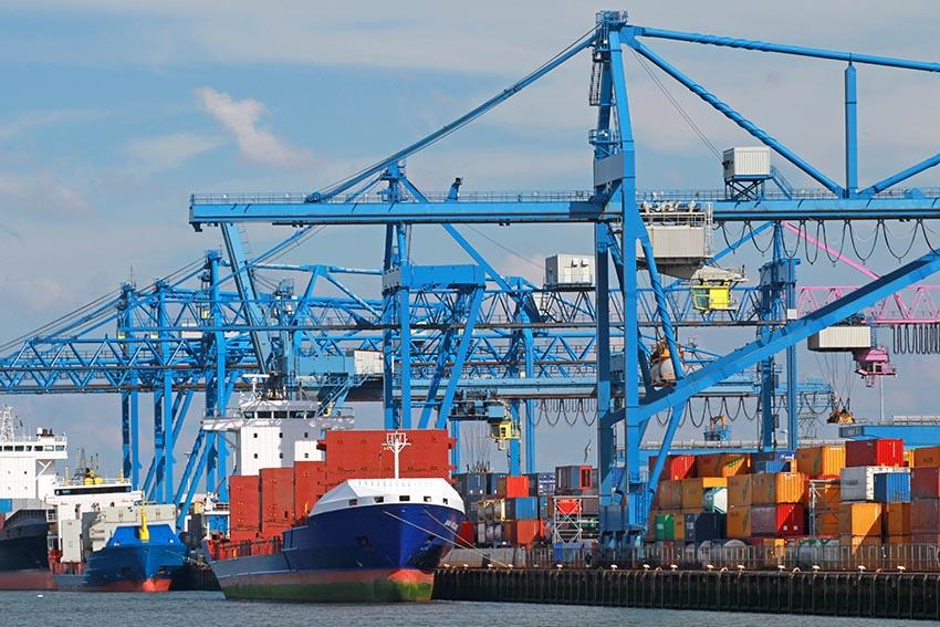 © ÖBB/adobe.stock.com/Kara Hafen mit Schiffen und Containern