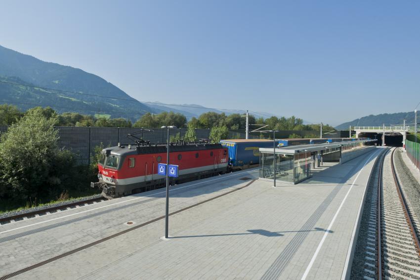 © ÖBB/Gerhard Berger Blick auf einen Zug an einem Bahnhof der Brennerachse