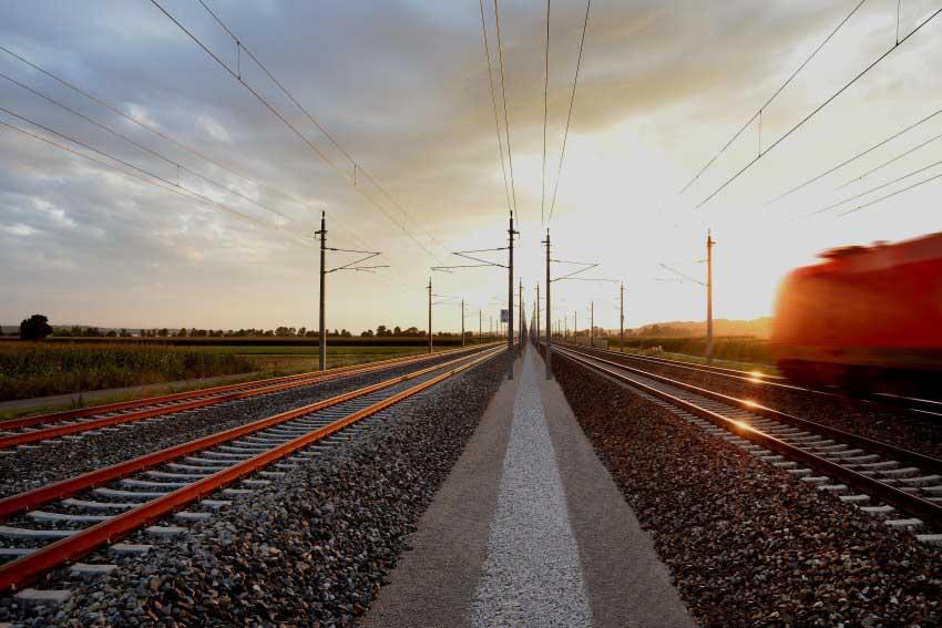 © ÖBB/Robert Deopito Blick auf die Strecke zwischen Ybbs und Amstetten beim Sonneruntergang.
