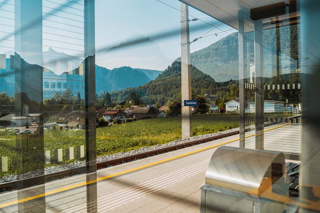 Blick durch die Wartekoje am Bahnhof Traunkirchen